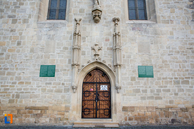 usa-din-lemn-biserica-romano-catolica-calvaria-din-cluj-napoca-judetul-cluj.jpg