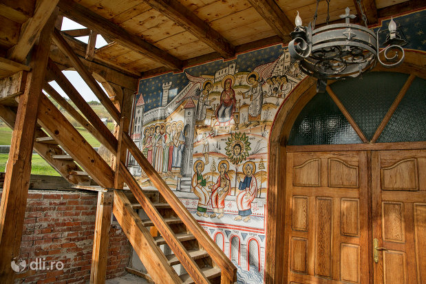 usa-din-lemn-de-la-biserica-noua-de-lemn-din-rozavlea-judetul-maramures.jpg