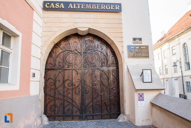 usa-din-lemn-de-la-casa-altemberger-pempflinger-primaria-veche-din-sibiu-judetul-sibiu.jpg