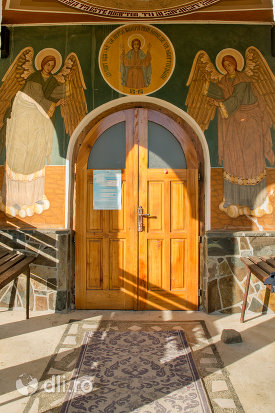 usa-din-lemn-de-la-pictura-cu-sfinti-de-la-biserica-ortodoxa-din-firiza-judetul-maramures.jpg