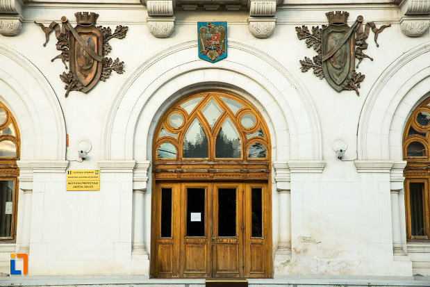usa-din-lemn-palatul-administrativ-prefectura-judetului-galati.jpg