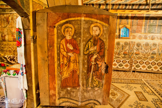 usa-pictata-din-biserica-de-lemn-din-desesti-judetul-maramures.jpg