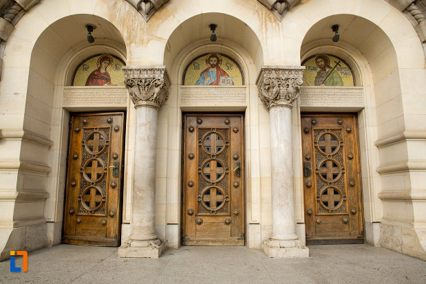 usi-de-intrare-catedrala-ortodoxa-a-vadului-feleacului-si-clujului-din-cluj-napoca-judetul-cluj.jpg