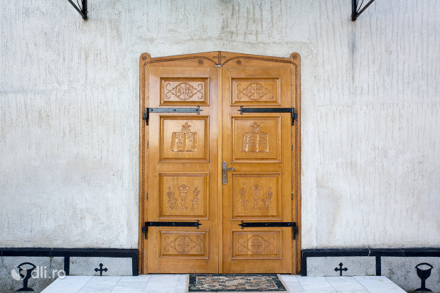 usi-de-lemn-biserica-greco-catolica-acoperamantul-maicii-domnului-din-livada-satu-mare.jpg