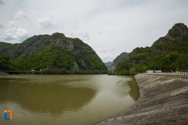valea-oltului-la-calimanesti-judetul-valcea.jpg