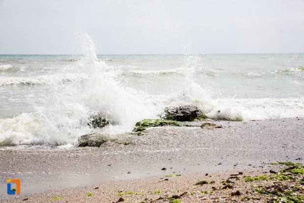 valuri-din-statiunea-vama-veche-judetul-constanta.jpg