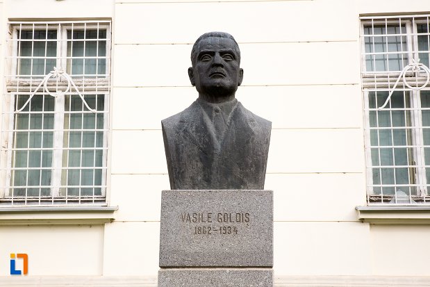 vasile-goldis-grup-statuar-in-fata-salii-unirii-din-alba-iulia-judetul-alba.jpg