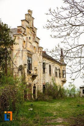 vedere-cu-ansamblul-castelului-teleky-din-uioara-de-sus-judetul-alba.jpg