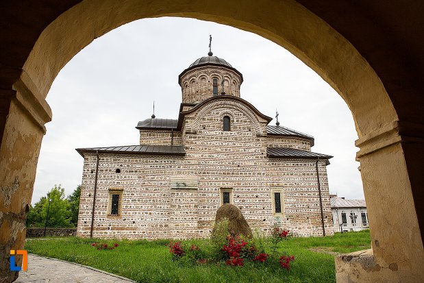 vedere-cu-biserica-domneasca-din-curtea-de-arges-judetul-arges.jpg