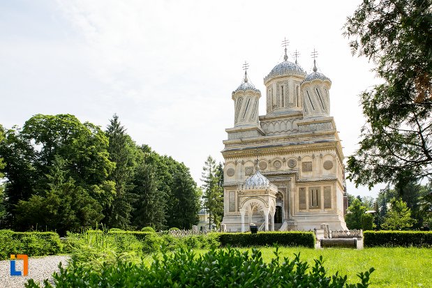 vedere-cu-biserica-episcopala-manastirea-curtea-de-arges-judetul-arges.jpg