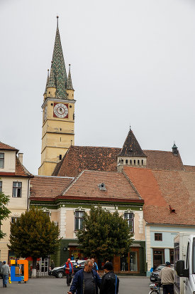 vedere-cu-biserica-evanghelica-sf-margareta-si-turnul-trompetilor-1488-din-medias-judetul-sibiu.jpg