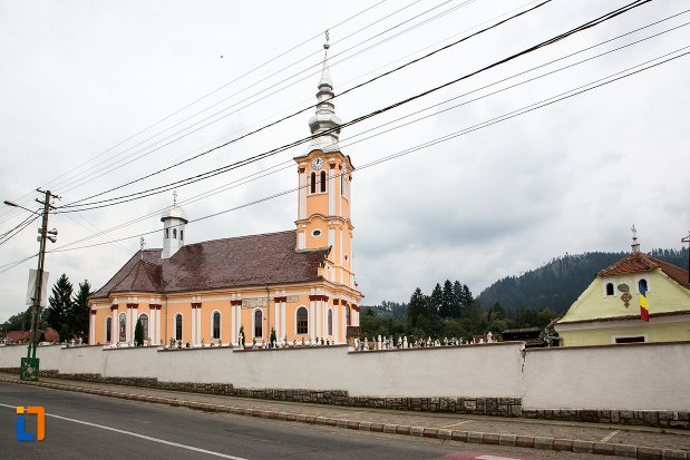 vedere-cu-biserica-ortodaxa-sf-adormire-din-sacele-judetul-brasov.jpg