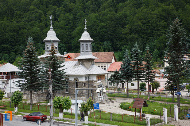 vedere-cu-biserica-ortodoxa-sf-treime-din-azuga-judetul-prahova.jpg