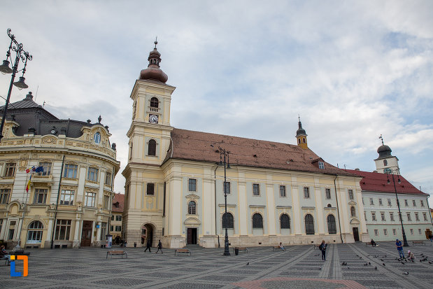 vedere-cu-biserica-parohiala-evanghelica-sf-maria-din-sibiu-judetul-sibiu-din-lateral.jpg