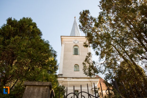 vedere-cu-biserica-reformata-din-alba-iulia-judetul-alba.jpg