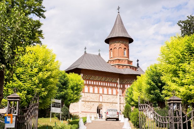 vedere-cu-biserica-sf-nicolae-din-1495-biserica-domneasca-din-dorohoi-judetul-botosani.jpg