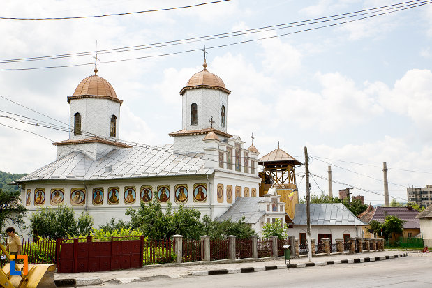vedere-cu-biserica-sf-nicolae-din-fieni-judetul-dambovita-2.jpg