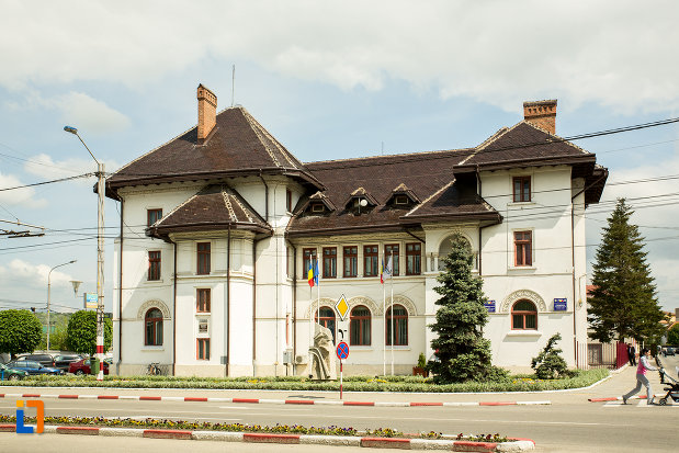 vedere-cu-caminul-de-ucenici-al-cooperatiei-mestesugaresti-azi-primaria-din-targu-jiu-judetul-gorj.jpg