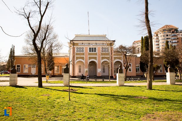 vedere-cu-casa-de-cultura-a-studentilor-din-alba-iulia-judetul-alba.jpg