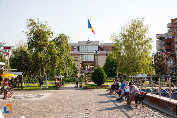 vedere-cu-casa-de-cultura-din-navodari-judetul-constanta.jpg