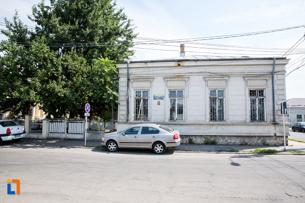 vedere-cu-casa-fosta-administratie-financiara-municipala-din-calarasi-judetul-calarasi.jpg