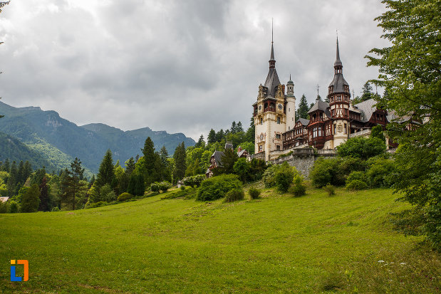 vedere-cu-castelul-peles-din-sinaia-judetul-prahova.jpg