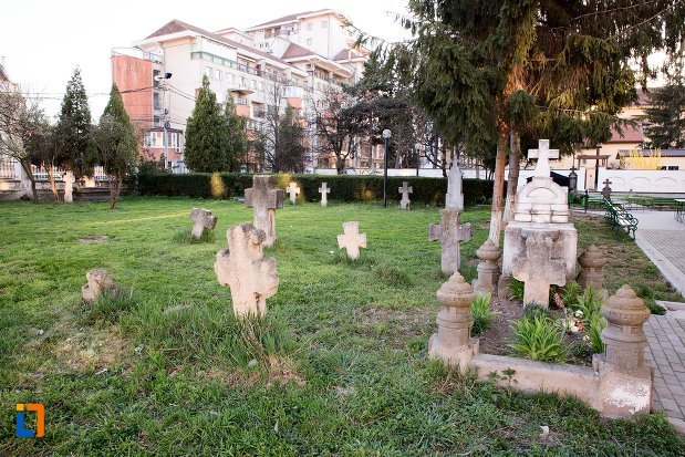 vedere-cu-cimitirul-bisericii-grecesti-bunavestire-din-alba-iulia-judetul-alba.jpg