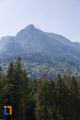 vedere-cu-crucea-de-pe-caraiman-statiunea-busteni-judetul-prahova.jpg