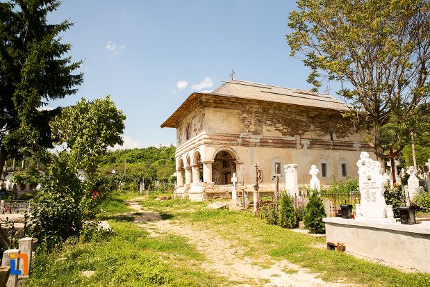 vedere-cu-fostul-schit-din-vii-biserica-adormirea-maicii-domnului-din-topoloveni-judetul-arges.jpg