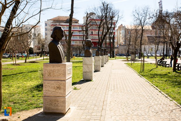 vedere-cu-grupul-statuar-din-fata-casei-de-cultura-a-studentilor-din-alba-iulia-judetul-alba.jpg