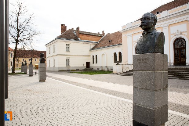 vedere-cu-grupul-statuar-din-fata-salii-unirii-din-alba-iulia-judetul-alba.jpg