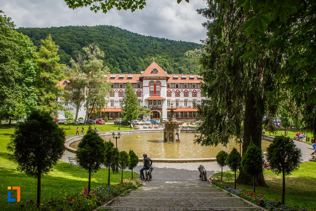 vedere-cu-hotel-caraiman-din-sinaia-judetul-prahova.jpg