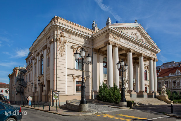 vedere-cu-intrarea-in-teatrul-de-stat-din-oradea-judetul-bihor.jpg