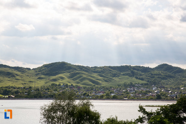 vedere-cu-lacul-bolboci-din-pucioasa-judetul-dambovita.jpg