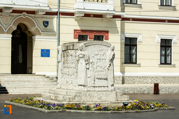 vedere-cu-mausoleul-eroinei-ecaterina-teodoroiu-din-targu-jiu.jpg