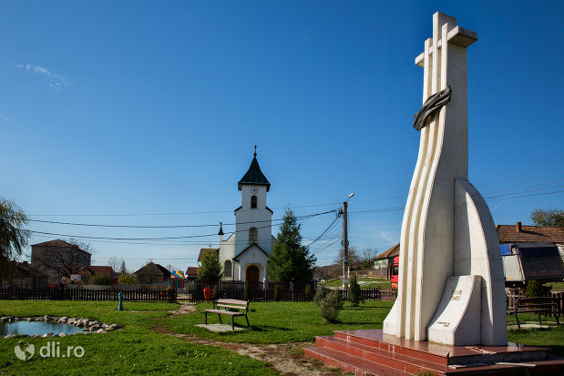 vedere-cu-monumentul-eroilor-din-criseni-judetul-salaj.jpg