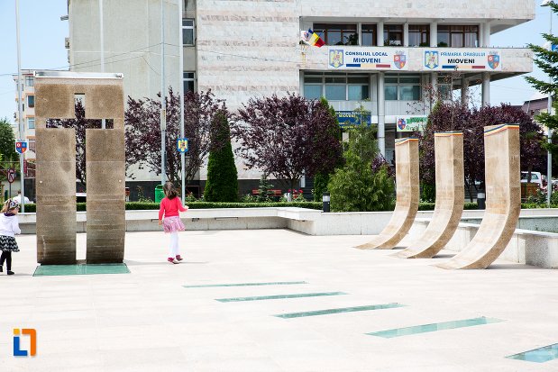 vedere-cu-monumentul-eroilor-din-mioveni-judetul-arges.jpg