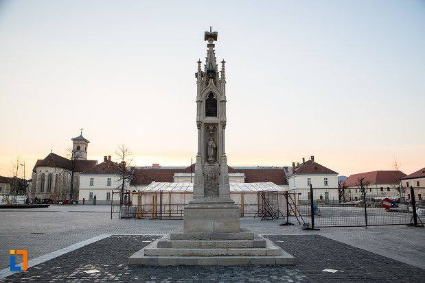 vedere-cu-monumentul-losenau-din-alba-iulia-judetul-alba.jpg