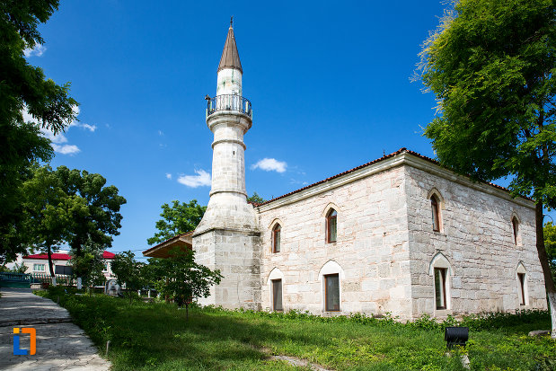 vedere-cu-moscheea-esmahan-sultan-din-mangalia-judetul-constanta.jpg