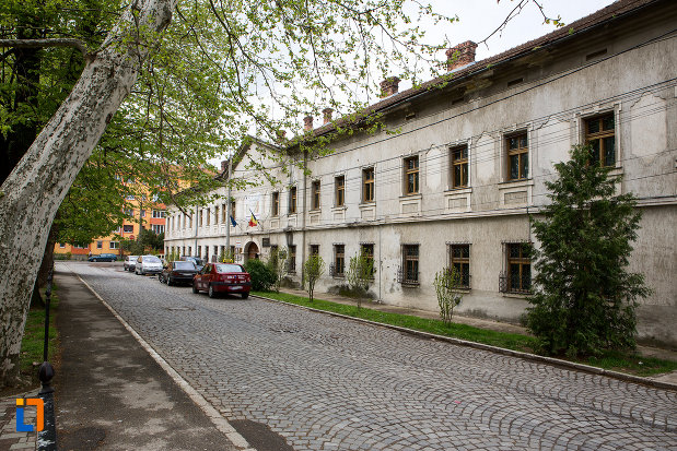 vedere-cu-muzeul-judetean-de-etnografie-si-regimentului-de-granita-din-caransebes-judetul-caras-severin.jpg