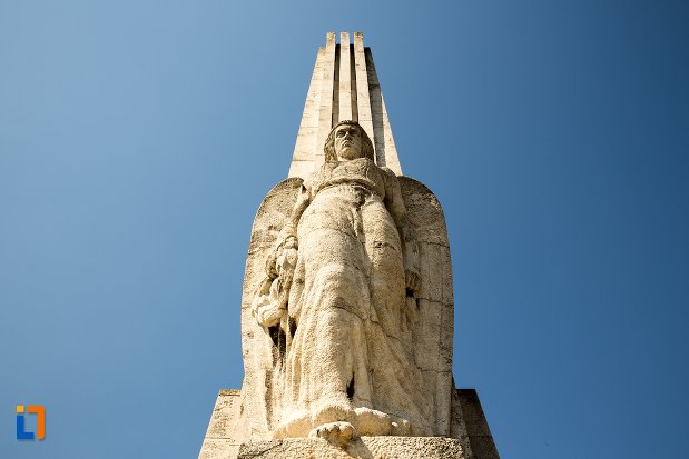 vedere-cu-obeliscul-lui-horea-closca-si-crisan-din-alba-iulia-judetul-alba.jpg