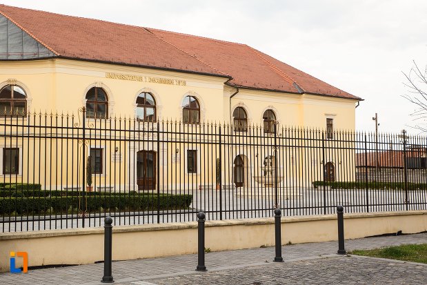vedere-cu-palatul-apor-azi-universitatea-1-decembrie-rectorat-din-alba-iulia-judetul-arges.jpg