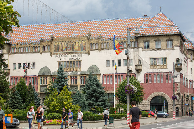 vedere-cu-palatul-culturii-filarmonica-biblioteca-si-muzeul-de-arta-din-targu-mures-judetul-mures.jpg