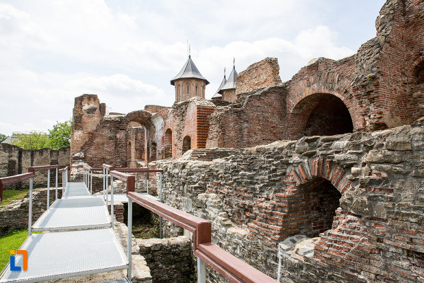 vedere-cu-palatul-domnesc-ruine-palatul-petru-cercel-din-targoviste-judetul-dambovita.jpg