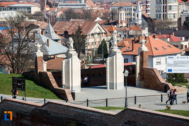 vedere-cu-poarta-a-ii-a-a-cetatii-din-alba-iulia-judetul-alba.jpg