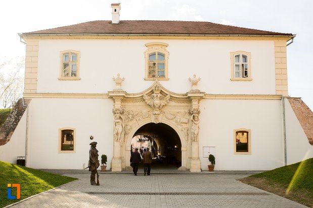 vedere-cu-poarta-a-iv-a-de-la-cetatea-din-alba-iulia-judetul-alba.jpg