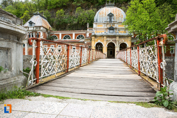 vedere-cu-podul-de-fier-forjat-din-baile-herculane-judetul-caras-severin.jpg