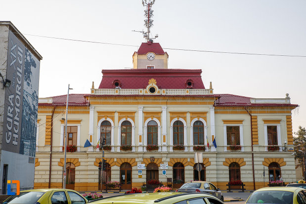 vedere-cu-primaria-din-gura-humorului-judetul-suceava.jpg