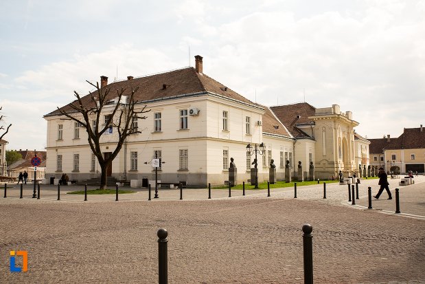 vedere-cu-sala-unirii-1-decembrie-1918-din-alba-iulia-judetul-alba.jpg