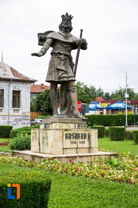 vedere-cu-statuia-domnitorului-basarab-i-din-curtea-de-arges-judetul-arges.jpg